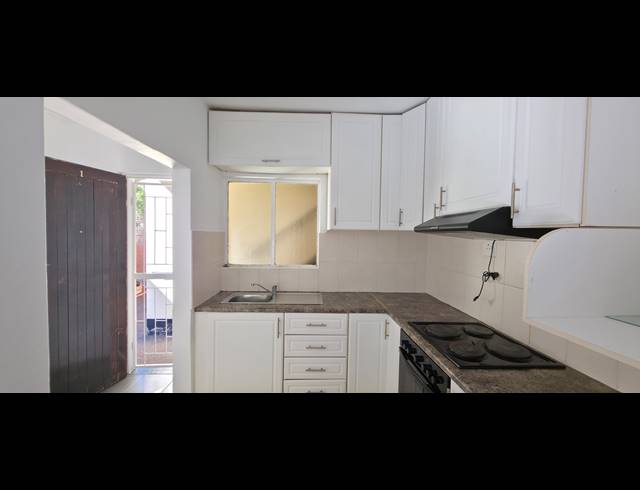 1 BEDROOM APARTMENT TO LET IN ESSENWOOD
